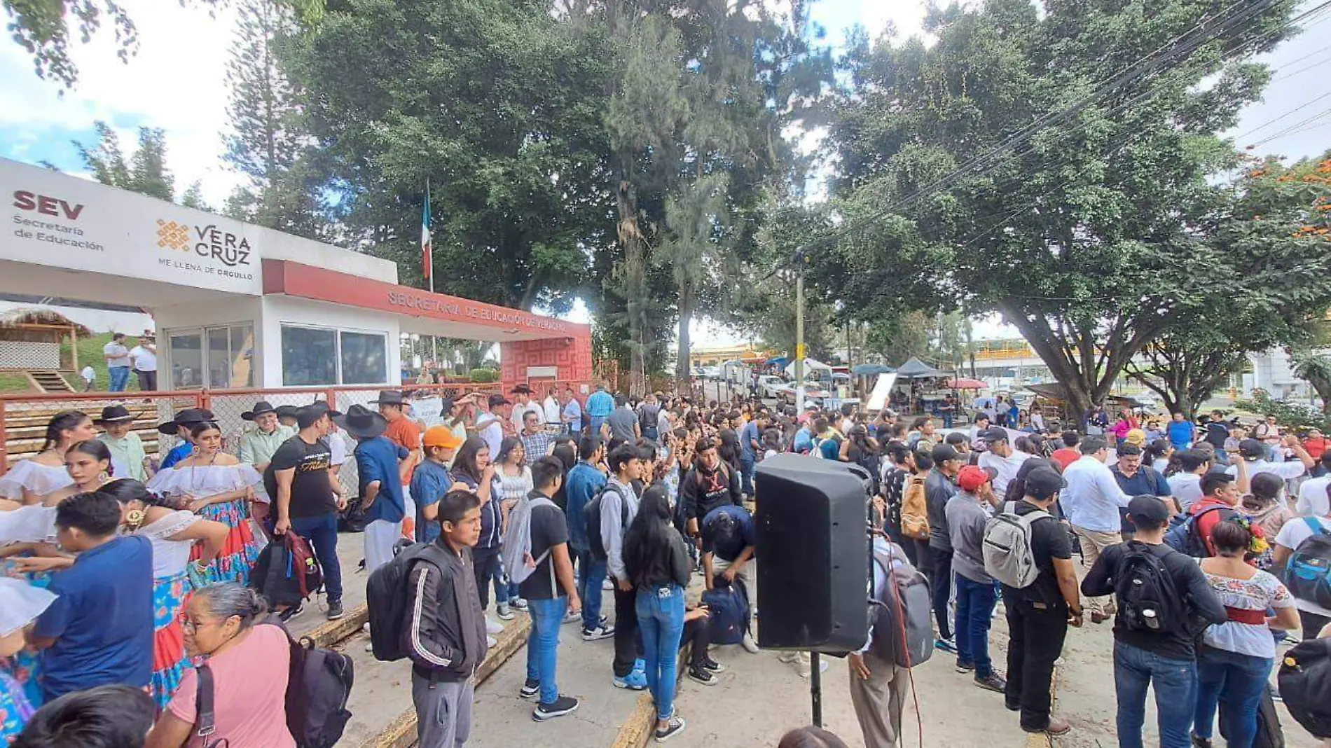 Con bailes folklóricos, antorchistas exponen y exigen conclusión de obras en escuelas